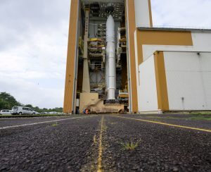 Haz clic en la imagen para ampliar

Nombre:	JWST saliendo de edificio ensamblaje.jpeg
Vitas:	175
Tamaño:	16,8 KB
ID:	358105