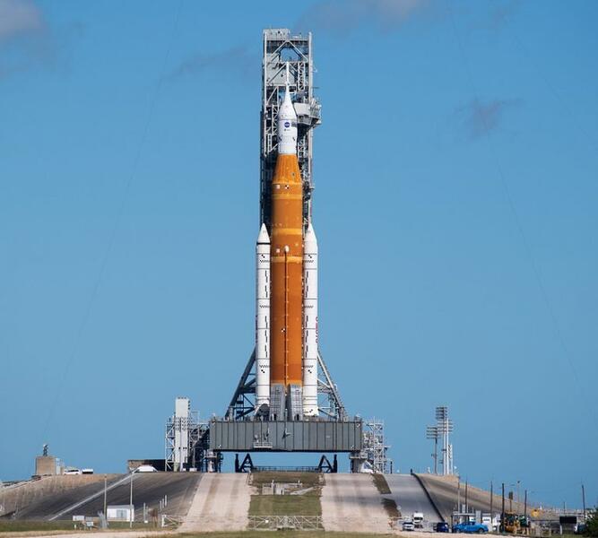 Haz clic en la imagen para ampliar

Nombre:	Artemis en rampa 39B 12-11-2022.jpg
Vitas:	141
Tamaño:	31,8 KB
ID:	361040