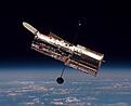 El Hubble: telescopio ubicado fuera de la atmósfera que observa objetos celestes. Sus maravillosas imágenes han asombrado al mundo, descubierto estrellas y planteado hipótesis. Es el icono de la astronomía moderna.