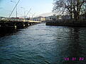 Uno de los puentes sobre el lago Lehman en Ginebra.