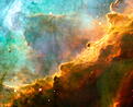 La nebulosa del Cisne


Esta perfecta tormenta de gas en la turbulenta Nebulosa del Cisne, M17, se encuentra en Sagitario, a 5.500 años-luz de la Tierra. Se trata de un burbujeante océano de hidrógeno candente con trazas de otros elementos, como oxígeno y azufre. Denominada también Nebulosa Omega, actúa como semillero de nuevos astros.

El torrente de radiación ultravioleta emitido por estrellas masivas esculpe e ilumina diseños ondulados en el gas. Estas estrellas de reciente formación están situadas 